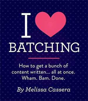 Dette er et cover til en guide til oprettelse af indhold i batches fra Melissa Casseras hjemmeside. Overskriften siger "I BATCHING". Underoverskriften siger ”Sådan får du en masse indhold skrevet... alt på en gang. Wham. Bam. Færdig." Baggrunden er mørkeblå med et subtilt prikkemønster.