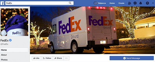 Dette er et screenshot af FedEx Facebook-siden. Til ferien er profilbilledet en lilla julemandshat med FedEx trykt på det hvide bånd. Forsidefotoet er en FedEx-lastbil, der kører forbi huse dekoreret med lys.