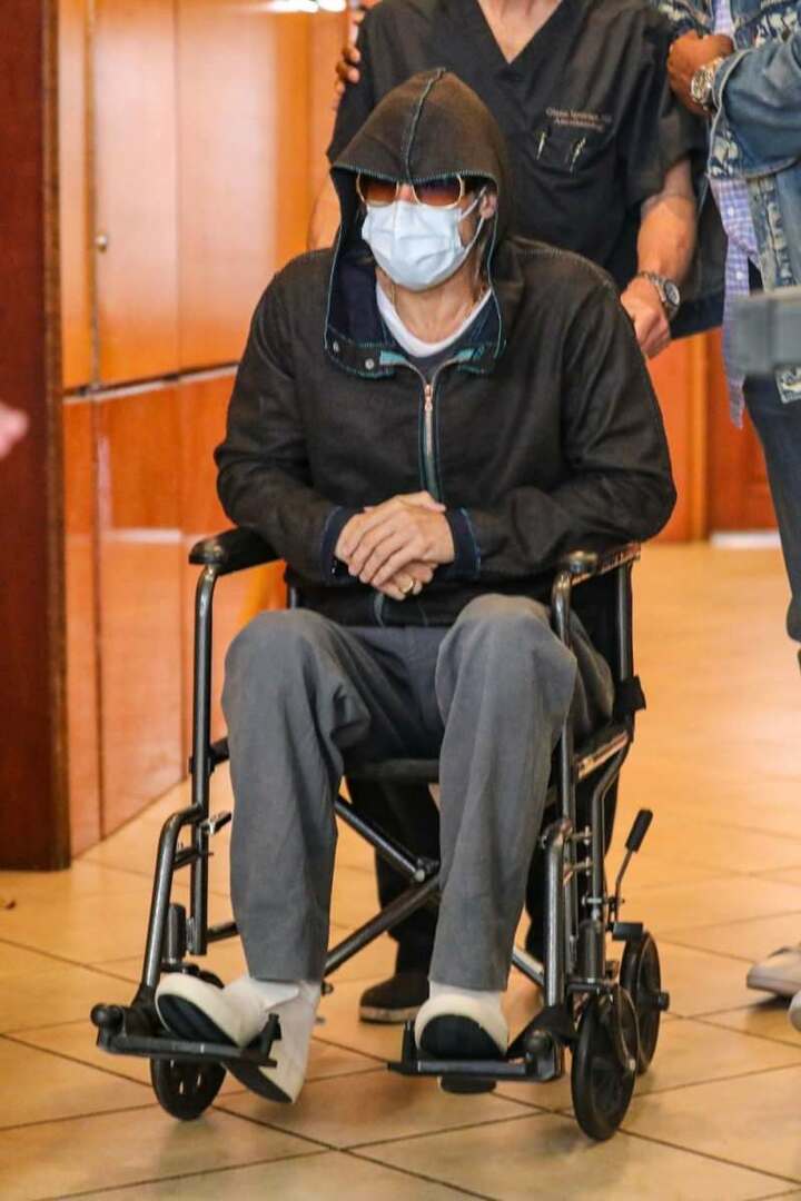 Brad Pitt forlader kørestolen 