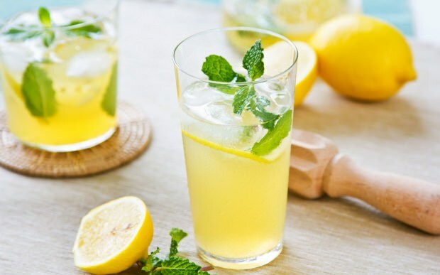 Hvad sker der, hvis vi drikker regelmæssig citronsaft?