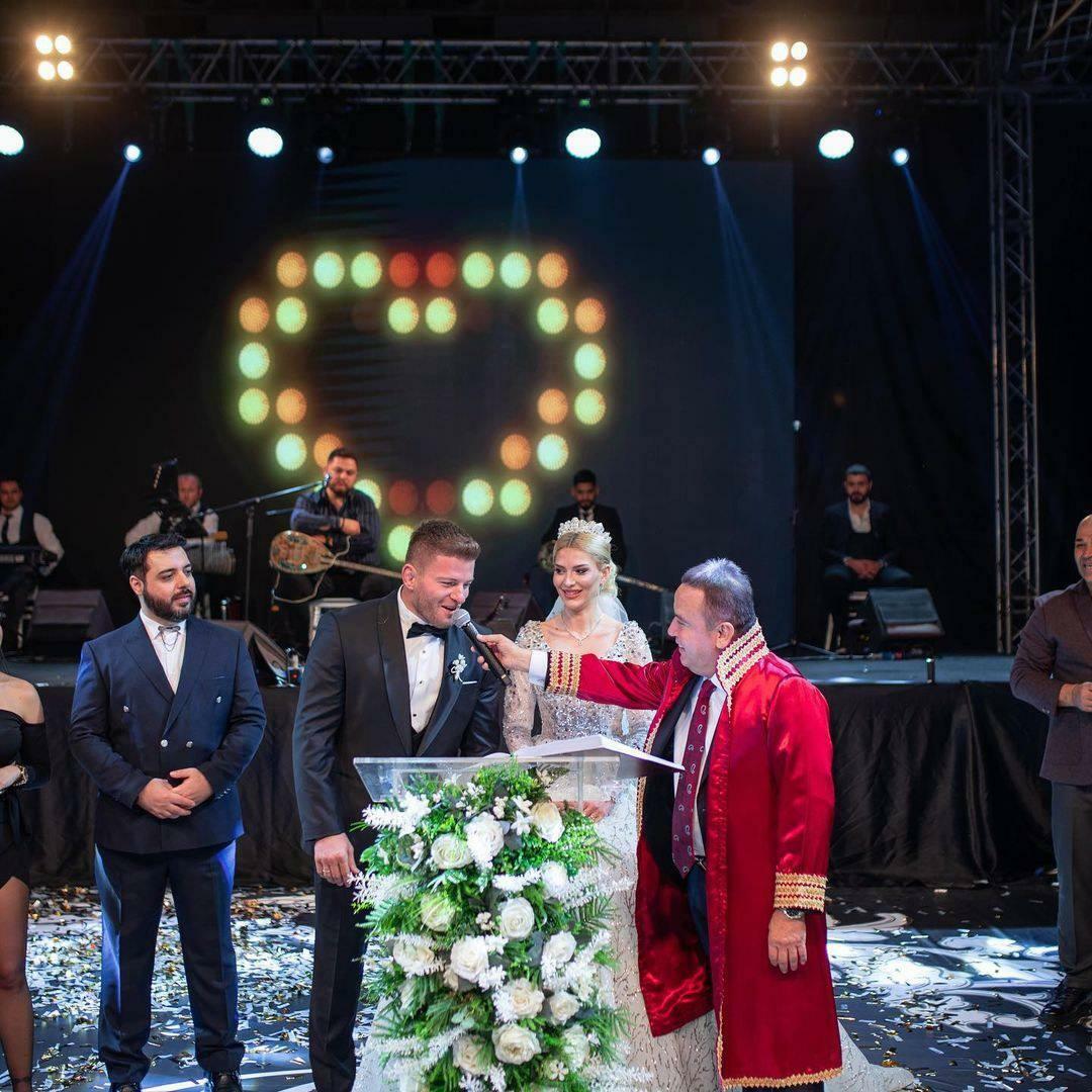 Det berømte pars bryllup blev udført af borgmesteren i Antalya Metropolitan Municipality.
