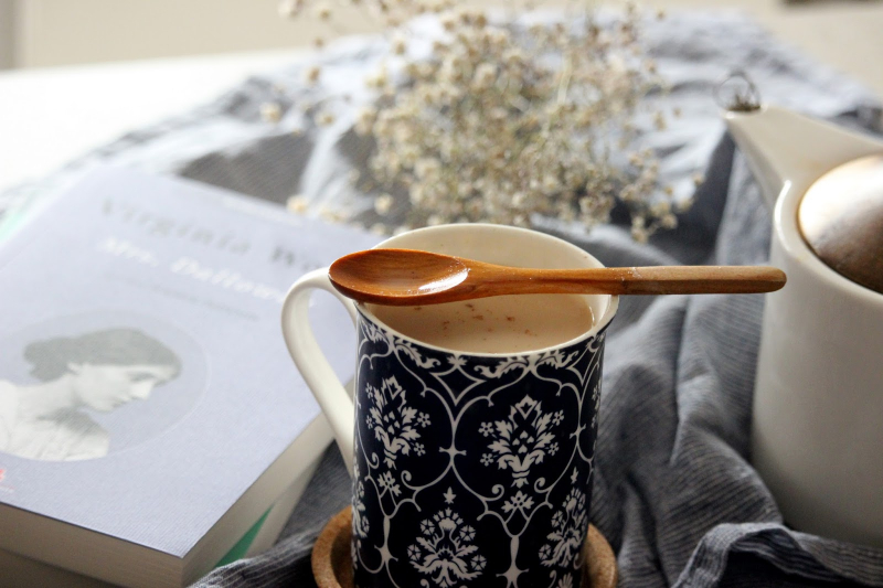 Hvad er Chai Tea Latte, og hvordan fremstilles den? Hvad er der i en Chai Tea Latte?