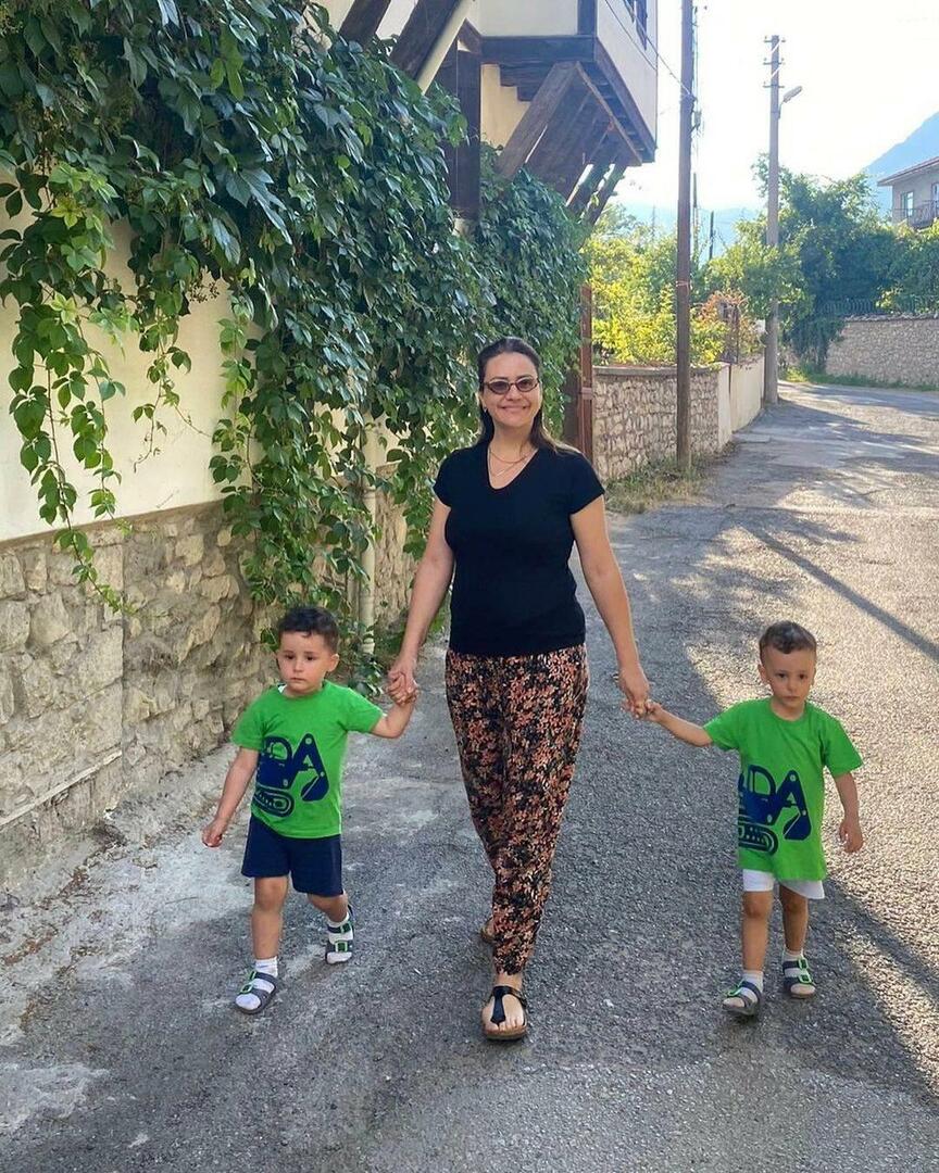 Ezgi Sertel på ferie med sine sønner