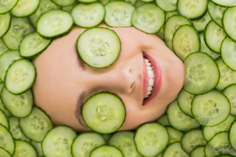 Hvad er fordelene ved agurk for huden? Hvad gør en agurkemaske derhjemme?