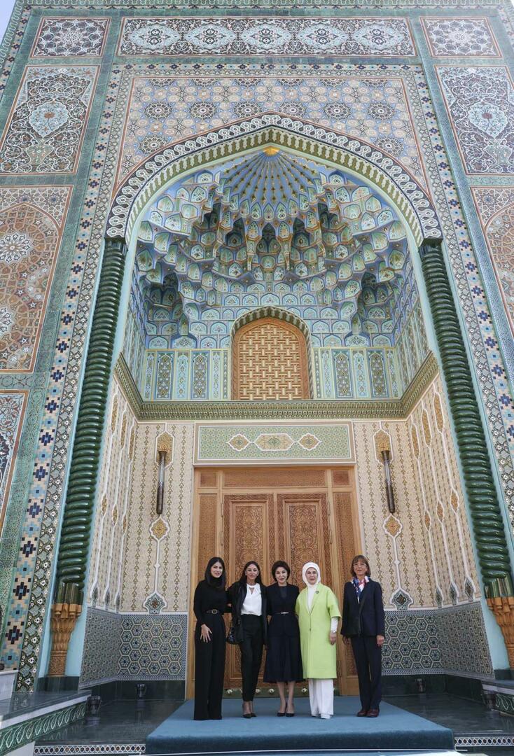 Emine Erdoğan delte sit besøg i Usbekistan