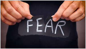 Stå over for din frygt for at arbejde igennem at markedsføre dig selv.