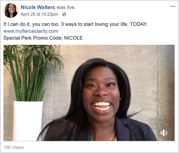 Nicole Walters deler en Facebook-livevideo, der promoverer sit kursus Fierce Clarity. Hun vises i forretningstøj foran en neutral væg og en høj bambusplante i en hvid planter.
