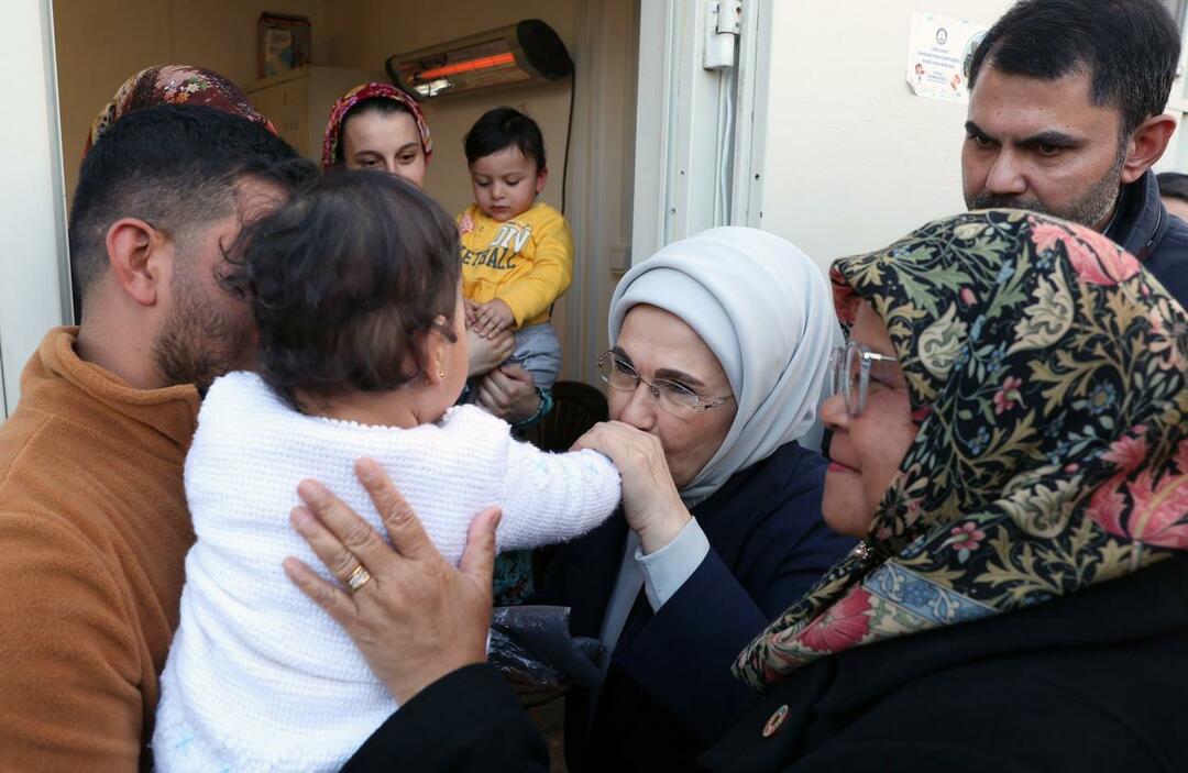 Emine Erdoğan besøgte familier til jordskælvsofre