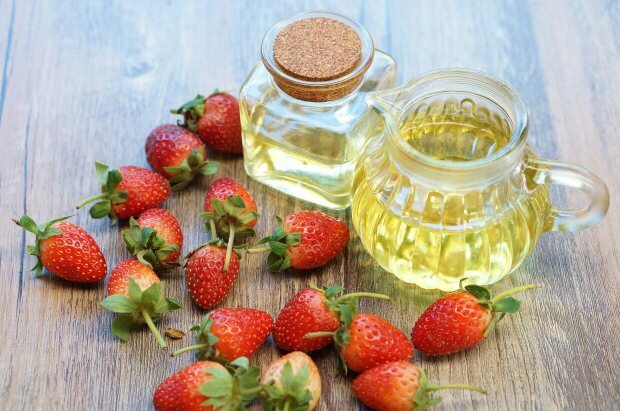 Hvordan påføres jordbærolie på huden?