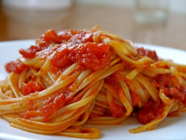 Hvordan laver man pasta med tomatpuré? Hvad er tricket?