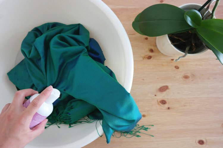 Hvordan rengør man silklæder / tørklæder derhjemme?