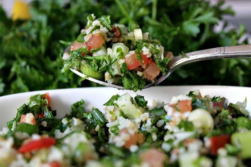 Hvordan laver man en libanesisk salat? Opretter en libanesisk salat ...