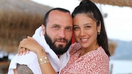 Berkays kone Özlem Şahins mave bliver tydelig