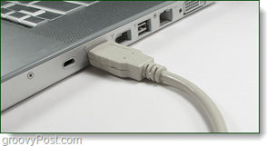 tilslut USB-ledningen fra telefon til computerport