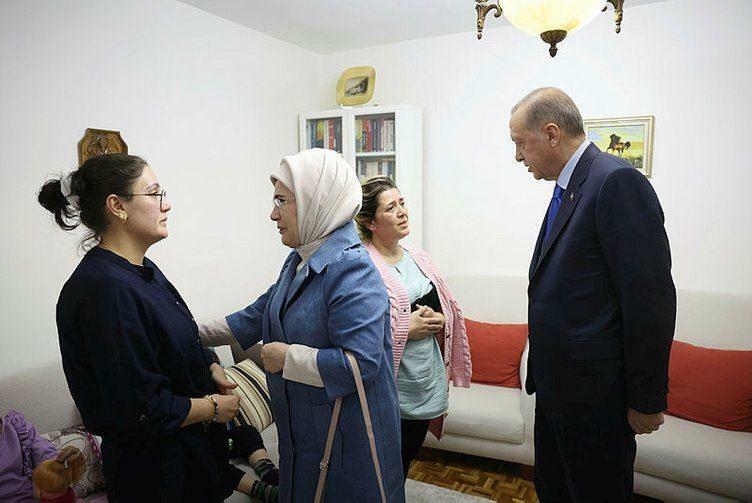 Præsident Recep Tayyip Erdoğan og hans kone Emine Erdoğan besøgte den jordskælvets overlevende familie