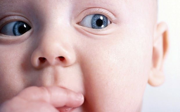 Hvorfor skifter øjet hos babyer?