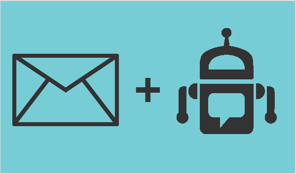 På en turkisblå baggrund vises en grå illustration af en konvolut til venstre. Et plustegn vises i midten. En grå illustration af en robot vises til højre. Mary Kathryn Johnson siger, at det er en god mulighed at kombinere e-mail med en Messenger-bot.