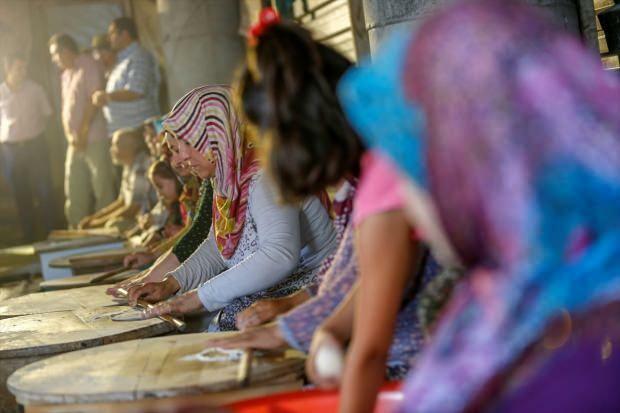 70 kvinder fra Antalya fremstiller pandekager ved at sælge pandekager