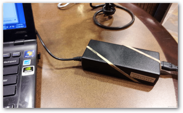 Hold din bærbare strømforsyning ikke glidende fra et skrivebord med et gummibånd