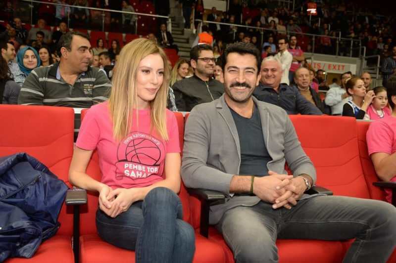 Lyserød kurv med deltagelse af Sinem Kobal og hans kone Kenan Imirzalıoğlu 