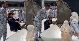 Masjid al-Haram-vagten kom for at hjælpe! Mens de små pilgrimskandidater forsøger at røre ved Kaba...