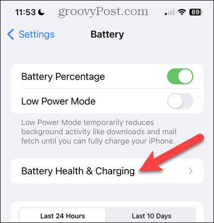 Tryk på Battery Health & Charging på iPhone-batteriskærmen