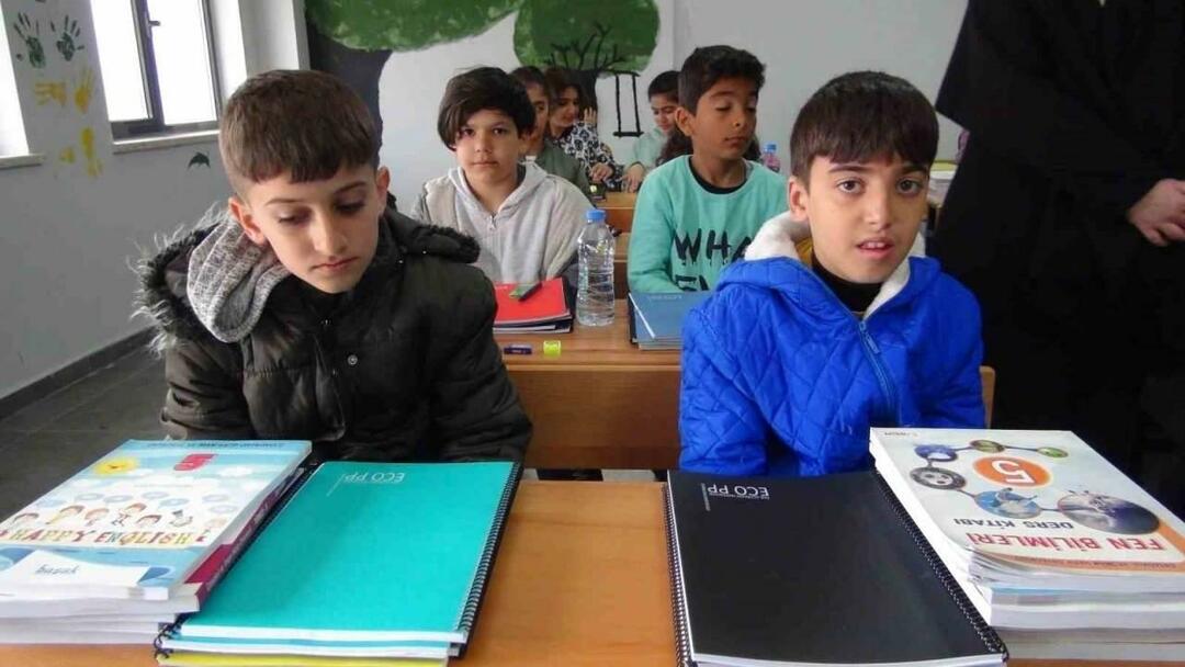 børn, der overlevede jordskælv, startede undervisning i andre byer