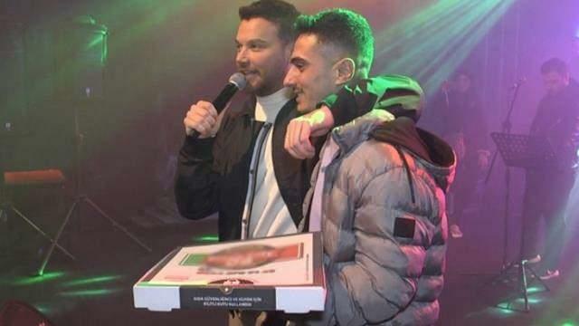 Sinan Akçıl sang pizza til koncerten! Han opfyldte sin fans drøm...