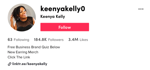 screenshot eksempel på @ keenyakelly0 tiktok profil viser 184,8k tilhængere og 3,4 millioner likes sammen med beskrivelse, der tilbyder en gratis quiz, nye øreringe merchandise og en opfordring til handling for at klikke på hendes profil linktr.ee link