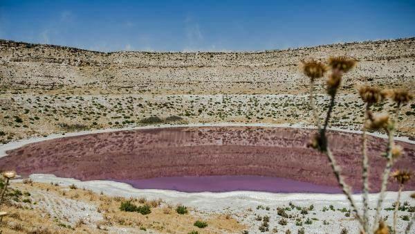 Farven på Meyil Obruk Lake er blevet lyserød!