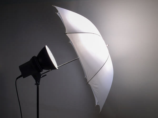 En fotoparaply hjælper med at skabe blødt, smigrende lys til dine videoer.