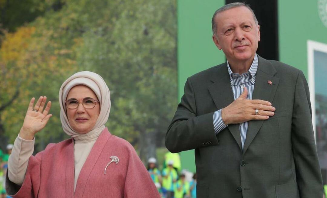 Emine Erdoğan takkede Ayaskent İrfan Kırdar Secondary School i İzmir