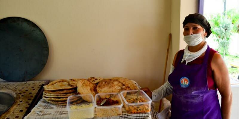 Kvinder i Mersin bidrager til familiens budget med deres tandoorihuse!