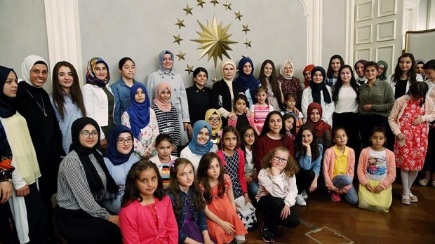 Med opfordringen fra First Lady Erdoğan tog 8 ministerier til handling for børn!