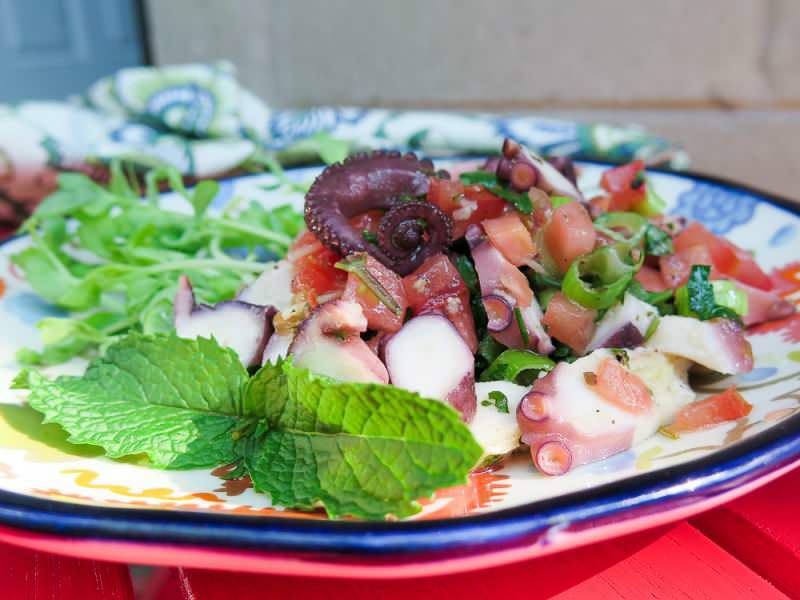 Hvordan laver man en blæksprutte salat med knuste oliven? Den nemmeste blæksprutte salat med knuste oliven ...