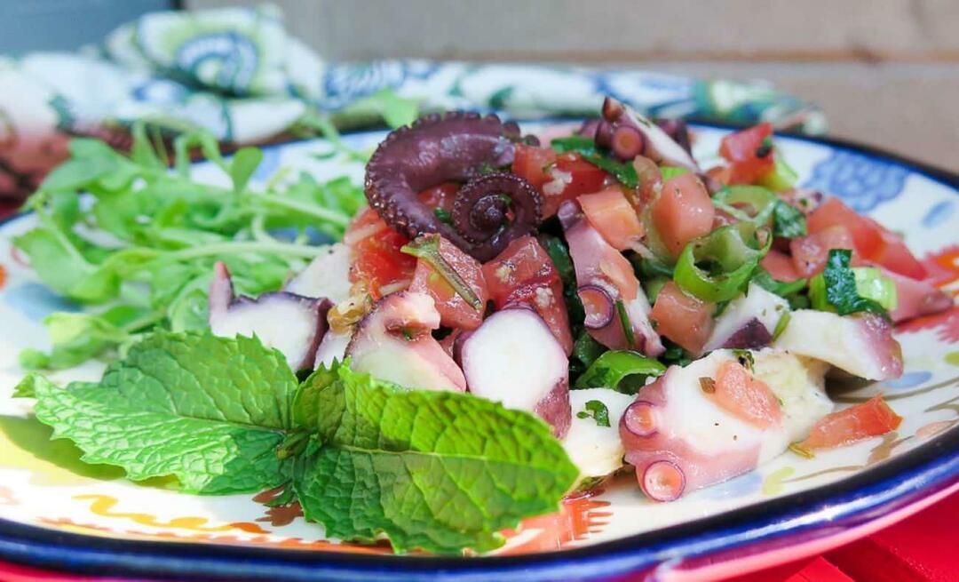 Hvordan laver man blækspruttesalat og hvad er trickene ved blækspruttesalat?