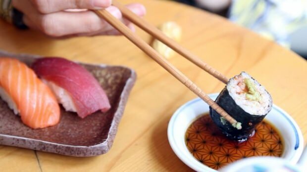 hvordan man laver sushi derhjemme