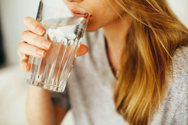Hvordan kan man tabe sig ved at drikke vand? Vanddiæt, der svækker 7 kilo på en uge! Hvis du drikker vand på tom mave ...