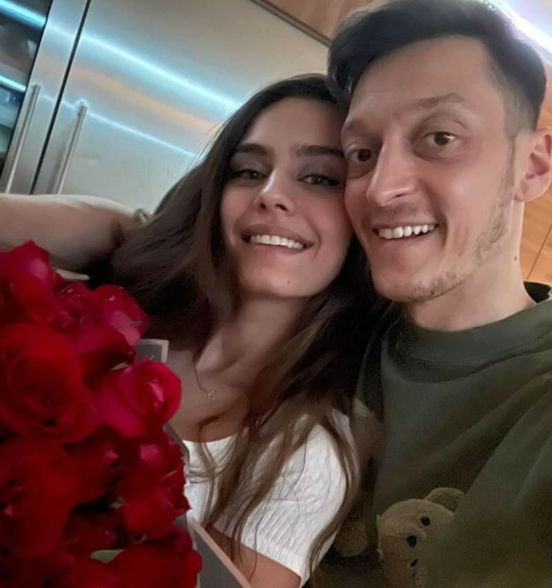 En romantisk besked fra Mesut Özil til sin kone, Amine Gülşe: "Fordi du altid er sammen med mig ..."