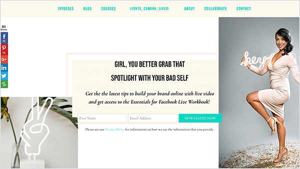 Dette er et screenshot af Stephanie Lius hjemmeside. Øverst er der en navigationslinje med en cremet baggrund og blågrøn navigationsindstillinger. Navigationsmulighederne er episoder, blog, kurser, lys kamera live, om, samarbejde, kontakt. Nederst til venstre er et foto af et hvidt neonskilt af en hånd, der laver et fredsskilt. Til højre er et foto af Stephanie. Stephanie er en asiatisk kvinde med skulderlængde bundet i en hestehale på siden. Hun har makeup, en beige, v-hals kjole og matchende hæl sandaler. Hun holder et hvidt neonskilt, der siger "hej". Hun står på den ene fod, og hendes andet ben er hævet, så hendes knæ er i niveau med hoften. Midt på websiden, mellem disse to billeder, kan brugerne tilmelde sig en gratis projektmappe. Tilmeldingsformularen har en lyserød kant og en creme baggrund. Overskriftsteksten siger "Girl, You Better Grab That Spotlight With Your Bad Self". Teksten under overskriften siger ”Få de nyeste tip til at opbygge dit brand online med live video og få adgang til Essentials for Facebook Live Workbook! ” For at tilmelde dig har formularen to tekstfelter side om side: Fornavn og E-mail Adresse. Til højre for tekstfelterne er der en Download nu-knap med hvid tekst og en blågrøn baggrund.
