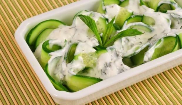Yoghurt salat opskrift