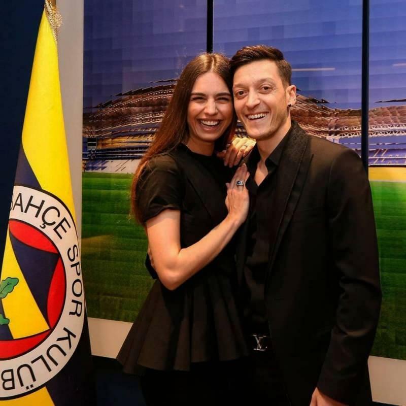 Amine Gülşe fejrede sin mand Mesut Özils fars dag