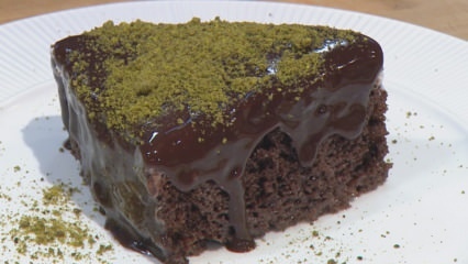 Hvordan laver man den nemmeste grædende kage? Grædende kage med chokoladesaus som en svamp