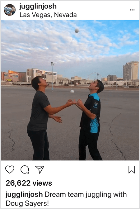 Et Josh Horton Instagram-billede af samarbejde med Doug Sayers. Øverst på indlægget finder du billedet i Las Vegas, Nevada. To hvide mænd står i et tomt parti overfor hinanden, mens de kigger op på de bolde, de jonglerer med.