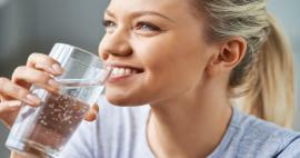 Hvad er fordelene ved at drikke vand for hud og hår? Forbedrer det huden at drikke meget vand?