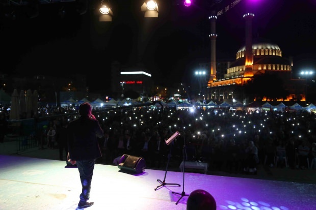 Den bosniske kunstner Zeyd Şoto og Eşref Ziya Terzi holdt en koncert i Bağcılar 