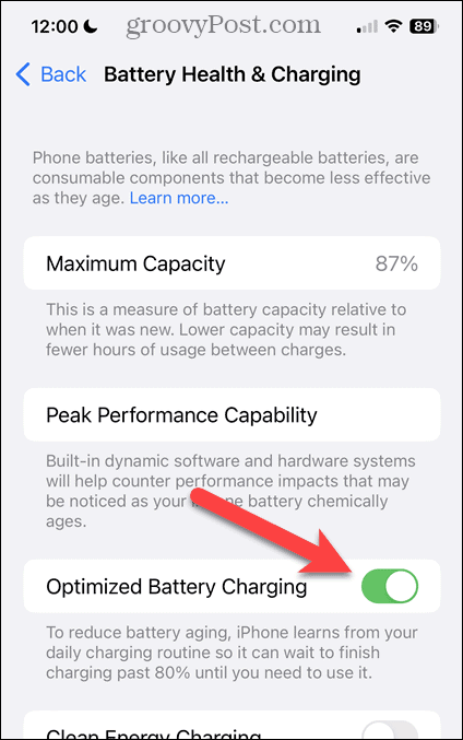 Aktiver eller deaktiver optimeret batteriopladning på iPhone Battery Health & Charging-skærmen