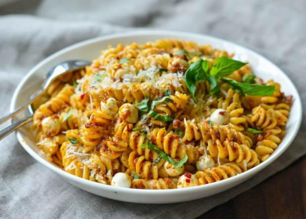 Hvordan laver man pasta med tomatsauce? Den nemmeste tomatpastaopskrift