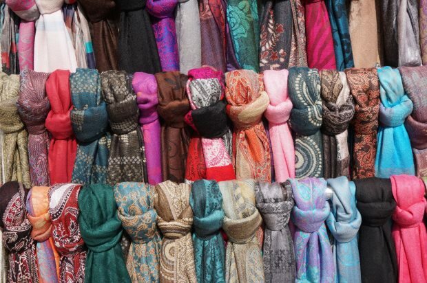 Valg af tørklæder og sjaler i henhold til hudfarve