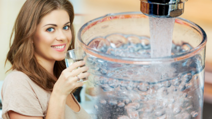 Vil drikke for meget vand tabe sig? Er det skadeligt at drikke vand om natten?